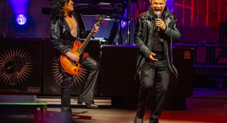Steve Stevens (à gauche) et Billy Idol (à droite) apparaissent sur scène sur Under Idols 'C'est une belle journée pour ... Tour à nouveau!' Tour américain. Jeudi 14 août 2025 à Credit Union 1 Amphitheatre à Tinley Park, IL (photo de Barry Brecheisen)