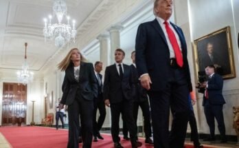 Le Premier ministre italien Giorgia Meloni, le chancelier allemand Friedrich Merz, le président français Emmanuel Macron et le président américain Donald Trump passent par la salle transversale jusqu'à la salle est sur le chemin de la rencontre du président ukrainien Volodymyr Zelensky et des dirigeants européens à la maison blanche à Washington, DC, le 18 août 2025.