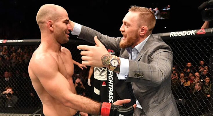 Belt, Irlande du Nord - 19 novembre: (LR) Artem Lobov de Russie célèbre avec ses coéquipiers et le champion de l'UFC Conor McGregor après son quatrième contre ses plumes à Ishihara lors de la soirée de combat UFC sur la région de SSE le 19 novembre 2016 à Beltfast, en Irlande du Nord. Lobov a battu Ishihara par une décision unanime. (Photo de Brandon Magnus / Zuffa LLC / Zuffa LLC via Getty Images)