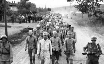 Des rangées de personnes en uniformes qui descendent une route