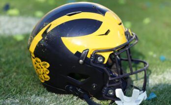 Tampa, FL - 31 décembre: A Michigan Wolverines - Helmet repose près de la ligne de touche sous un match de bol fiable entre Michigan Wolverines et Alabama Crimson Tide mardi 31 décembre 2024 au Raymond James Stadium à Tampa, en Floride (Photo de Peter Joneleit / Icon Sportswire via Getty Images))