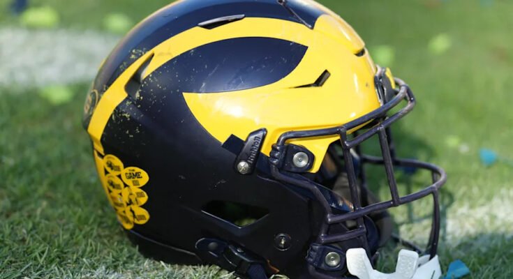 Tampa, FL - 31 décembre: A Michigan Wolverines - Helmet repose près de la ligne de touche sous un match de bol fiable entre Michigan Wolverines et Alabama Crimson Tide mardi 31 décembre 2024 au Raymond James Stadium à Tampa, en Floride (Photo de Peter Joneleit / Icon Sportswire via Getty Images))
