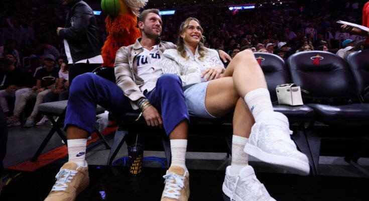 La star du tennis Aryna Sabalenka a répondu après que son petit ami `` a acheté un club de football ''
