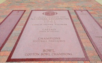 Tuscaloosa, AL - 5 juillet: Alabama Crimson Tide '1941 National Champions' Monument à `` Walk of Champions '' à l'extérieur de Bryant -Denny Stadium, domicile de l'Alabama Crimson Tide Football Team à l'Université de l'Alabama à Tuscaloosa, Alabama le 5 juillet 2018.