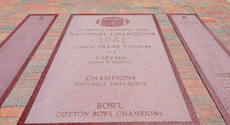 Tuscaloosa, AL - 5 juillet: Alabama Crimson Tide '1941 National Champions' Monument à `` Walk of Champions '' à l'extérieur de Bryant -Denny Stadium, domicile de l'Alabama Crimson Tide Football Team à l'Université de l'Alabama à Tuscaloosa, Alabama le 5 juillet 2018.