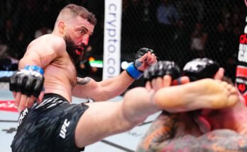 Las Vegas, Nevada - 15 mars: (LR) Roman Dolidze de Géorgie lance Marvin Vettori d'Italie dans un match de poids intermédiaire lors de l'événement de la nuit de combat UFC à l'UFC Apex le 15 mars 2025 à Las Vegas, Nevada. (Photo de Chris Unger / Zuffa LLC)
