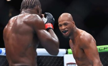 Chicago, Illinois - 16 août: Michael Page d'Angleterre répond tout en combattant Jared Cannonis des États-Unis lors de leur combat de poids moyen à l'UFC 319 au Centre unie le 16 août 2025 à Chicago, Illinois. (Photo de Geoff Stellfox / Getty Images)