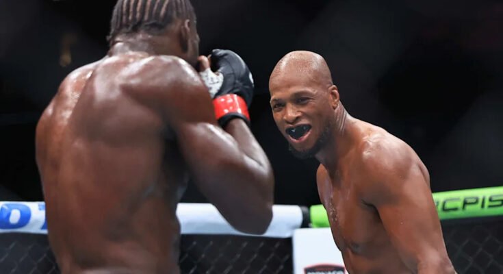 Chicago, Illinois - 16 août: Michael Page d'Angleterre répond tout en combattant Jared Cannonis des États-Unis lors de leur combat de poids moyen à l'UFC 319 au Centre unie le 16 août 2025 à Chicago, Illinois. (Photo de Geoff Stellfox / Getty Images)