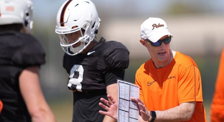 Pourquoi les football d'Oklahoma State Mike Gundy ont embauché l'entraîneur QB Kevin Johns