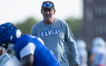 L'entraîneur du football du Kansas, Lance Leipold, répond à la chute du camp