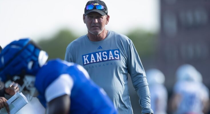L'entraîneur du football du Kansas, Lance Leipold, répond à la chute du camp