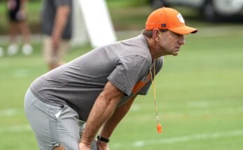 Clemson Football HC Dabo Swinney met à jour le statut de dégâts pour les départs clés