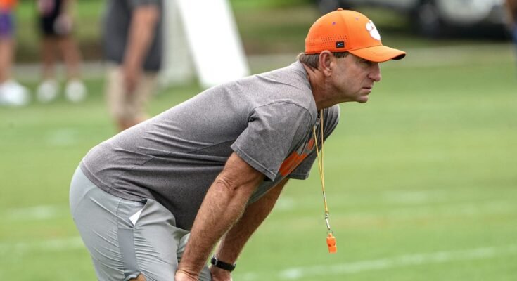 Clemson Football HC Dabo Swinney met à jour le statut de dégâts pour les départs clés