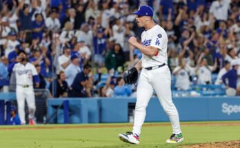 Le lanceur de secours des Dodgers, Jack Dreyer, célèbre après la finale d'une victoire 3-2 contre San Diego Padres.