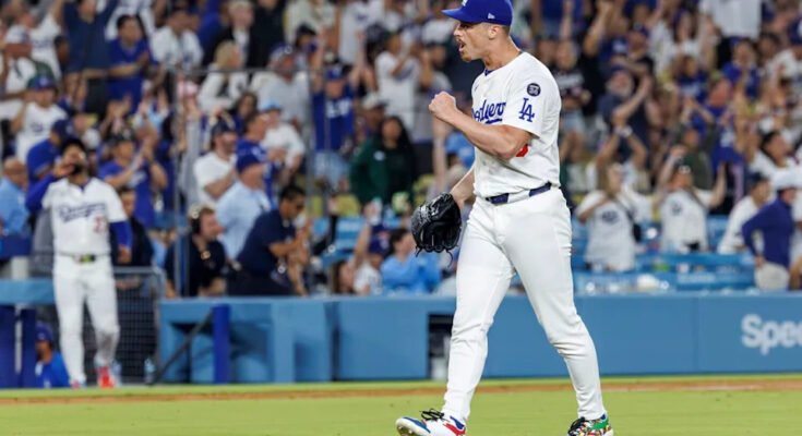 Le lanceur de secours des Dodgers, Jack Dreyer, célèbre après la finale d'une victoire 3-2 contre San Diego Padres.