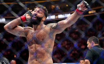 5 octobre 2024; Salt Lake City, Utah, États-Unis; Roman Dolidze (gants rouges) répond après avoir vaincu Kevin Holland (non représenté) sous l'UFC 307 au Delta Center. Crédit obligatoire: Stephen R. Sylvanie-Imagn Images
