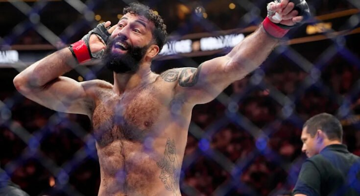 5 octobre 2024; Salt Lake City, Utah, États-Unis; Roman Dolidze (gants rouges) répond après avoir vaincu Kevin Holland (non représenté) sous l'UFC 307 au Delta Center. Crédit obligatoire: Stephen R. Sylvanie-Imagn Images