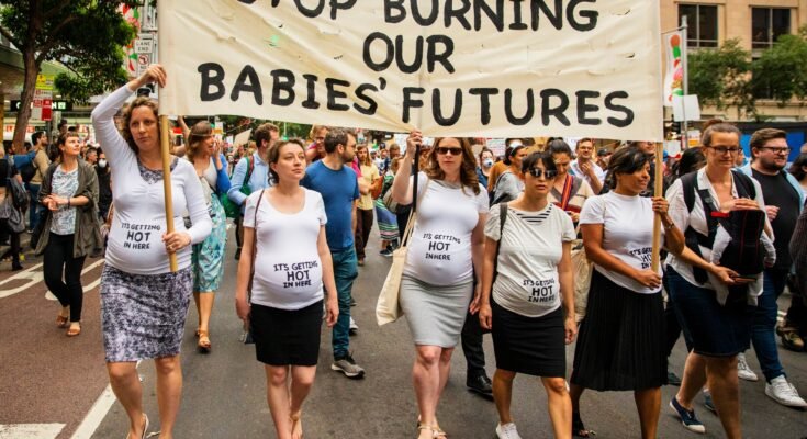 Les enceintes se marient sous un rassemblement pour une mesure climatique à Sydney, en Australie.