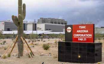 cactus et panneau devant l'usine TSMC en Arizona