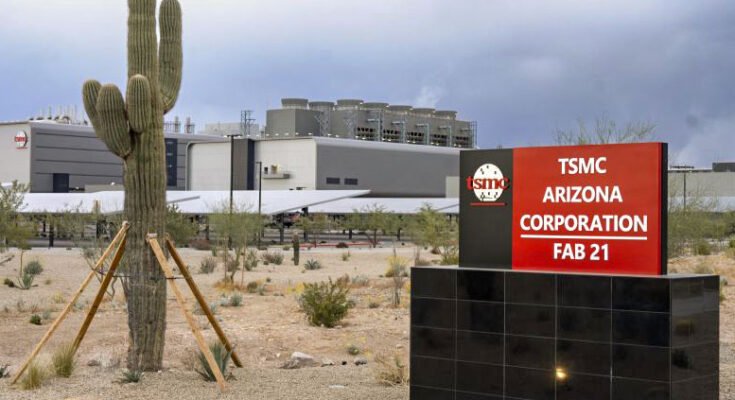 cactus et panneau devant l'usine TSMC en Arizona