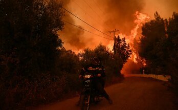 Les pompiers quittent une zone sur un scooter alors que les flammes s'approchent d'un incendie près de la ville de Patras, dans l'ouest de la Grèce, le 13 août. Le pays a eu du mal à contenir plus de 20 incendies, y compris une menace de sa troisième plus grande ville, Patras, comme une vague de hete a poignardé un coup et a contraint l'évacuation de milliers de personnes dans le sud de l'Europe.