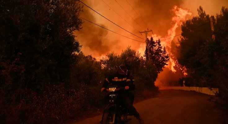 Les pompiers quittent une zone sur un scooter alors que les flammes s'approchent d'un incendie près de la ville de Patras, dans l'ouest de la Grèce, le 13 août. Le pays a eu du mal à contenir plus de 20 incendies, y compris une menace de sa troisième plus grande ville, Patras, comme une vague de hete a poignardé un coup et a contraint l'évacuation de milliers de personnes dans le sud de l'Europe.