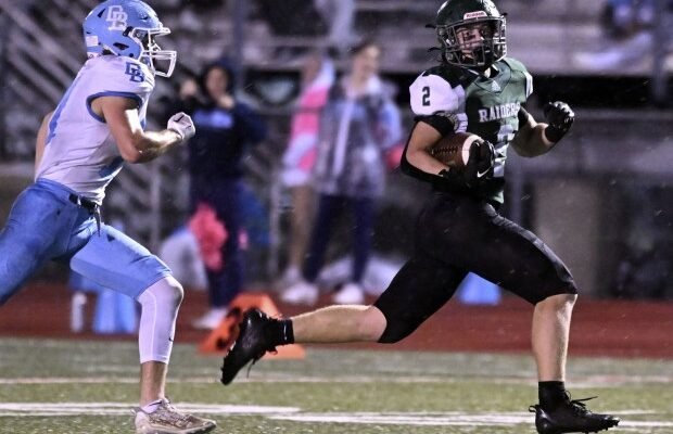 Lucas Myers de Twin Valley, montré ici, marquant contre Daniel Boone, sera le quart-arrière des Raiders cette saison. (Bill Uhrich - Reading Eagle)