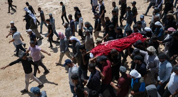 La famille et les amis du militant palestinien Awdah Hathaleen portent son corps au cimetière lors de ses funérailles à Umm al-Kheir, en Cisjordanie, le 7 août.