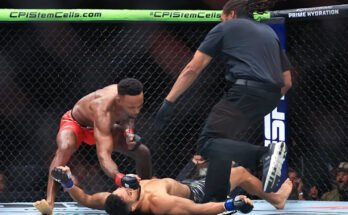 CHICAGO, Illinois - 16 août: Un juge court pour arrêter un match tandis que Lerone Murphy d'Angleterre bat Aaron Pico des États-Unis lors de leur match de poids plume à l'UFC 319 au United Center le 16 août 2025 à Chicago, Illinois. (Photo de Geoff Stellfox / Getty Images)