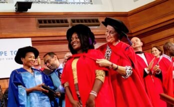Brenda Namumba a reçu son doctorat d'une femme professeur lors de la cérémonie de remise des diplômes.