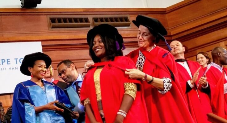 Brenda Namumba a reçu son doctorat d'une femme professeur lors de la cérémonie de remise des diplômes.