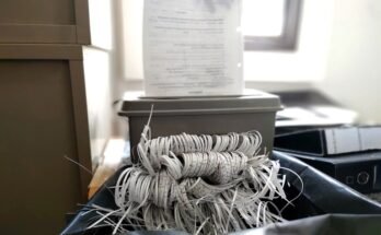 Beaucoup de papier déchiqueté est gaspillé à partir d'un déchiqueteur de documents.