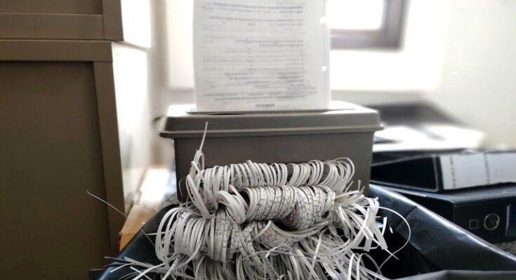 Beaucoup de papier déchiqueté est gaspillé à partir d'un déchiqueteur de documents.