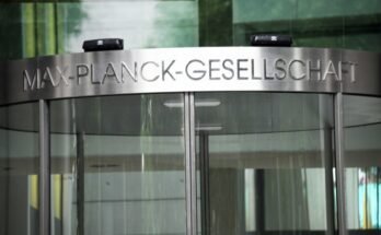 Entrée au siège administratif de la Max Planck Society à Munich avec le signe en allemand au-dessus de la porte.