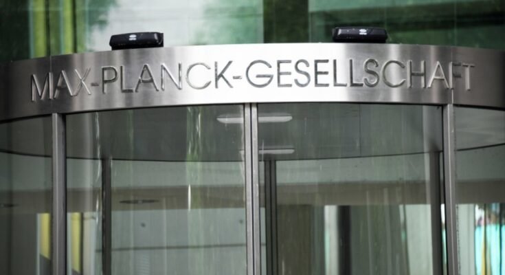 Entrée au siège administratif de la Max Planck Society à Munich avec le signe en allemand au-dessus de la porte.