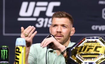 Chicago, Illinois - 14 août: Dricus du Plessis d'Afrique du Sud est vu sur scène sous la conférence de presse de l'UFC 319 sur Radius Chicago le 14 août 2025 à Chicago, Illinois. (Photo d'Ed Mulholland / Zuffa LLC)