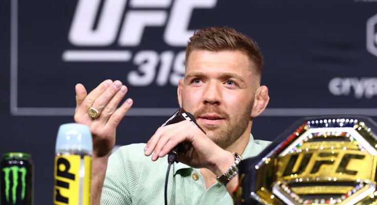 Chicago, Illinois - 14 août: Dricus du Plessis d'Afrique du Sud est vu sur scène sous la conférence de presse de l'UFC 319 sur Radius Chicago le 14 août 2025 à Chicago, Illinois. (Photo d'Ed Mulholland / Zuffa LLC)
