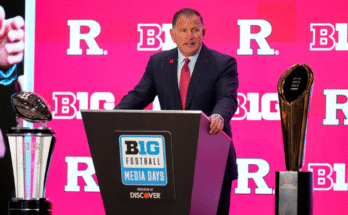 22 juillet 2025; L'entraîneur principal de Rutger, Greg Schiano, parle aux médias des Big Ten NCAA College Football Media Days au Mandalay Bay Resort. (Crédit: les images de Lucas Peltier)