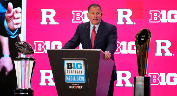 22 juillet 2025; L'entraîneur principal de Rutger, Greg Schiano, parle aux médias des Big Ten NCAA College Football Media Days au Mandalay Bay Resort. (Crédit: les images de Lucas Peltier)
