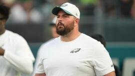 Voir: Landon Dickerson livre de la bière après l'entraînement aux Eagles, les monteurs de lignes offensifs de Brown