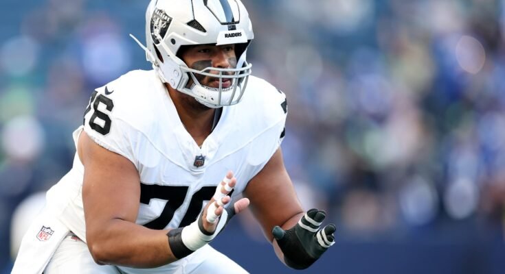Seattle, Washington - 7 août: Caleb Rogers # 76 par Las Vegas Raiders se réchauffe avant le match de la NFL Preseason 2025 entre Las Vegas Raiders et Seattle Seahawks à Lumen Field le 7 août 2025 à Seattle, Washington. (Photo de Steph Chambers / Getty Images)