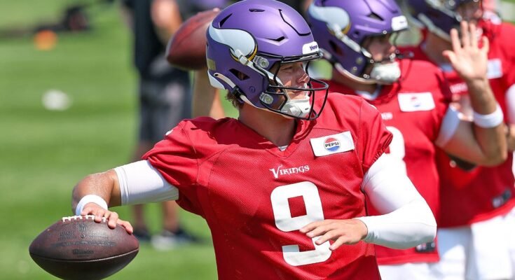 Patriots-Vikings Practice conjoint PRATIQUES PRÉSENTATIONS: JJ McCarthy le frappe; Drake Maye pendant la dureté contre Brian Flores