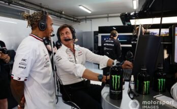 Lewis Hamilton, Mercedes-AMG, avec Toto Wolff, directeur de l'équipe et chef de la direction, Mercedes AMG