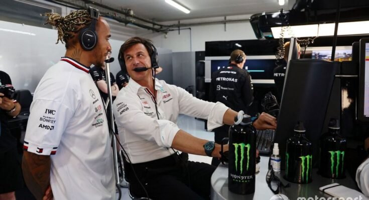 Lewis Hamilton, Mercedes-AMG, avec Toto Wolff, directeur de l'équipe et chef de la direction, Mercedes AMG