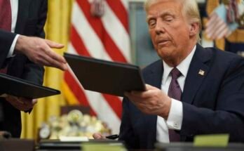 Le président Donald Trump signe des décrets dans le bureau ovale de la Maison Blanche le 20 janvier.