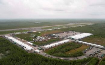 Installation de retenue à la source d'immigrants connus sous le nom "Alligator Alcatraz" apparaissent le 4 juillet 2025, lorsque la construction a terminé à l'aéroport de formation et de transition Dade-Collier en Floride Everglades.