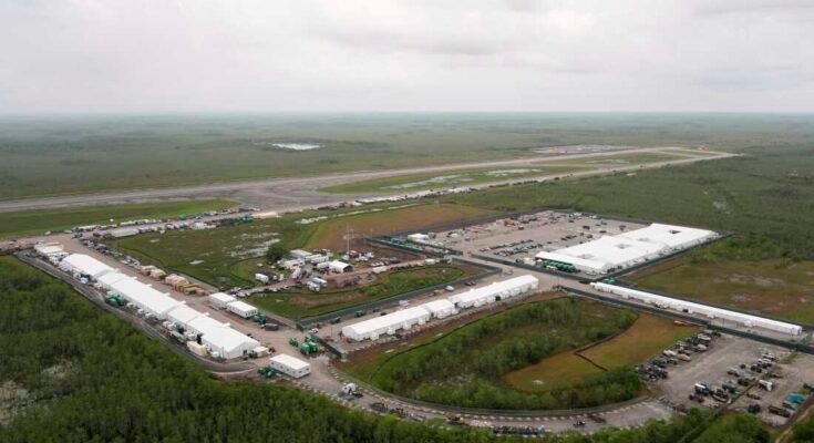 Installation de retenue à la source d'immigrants connus sous le nom "Alligator Alcatraz" apparaissent le 4 juillet 2025, lorsque la construction a terminé à l'aéroport de formation et de transition Dade-Collier en Floride Everglades.