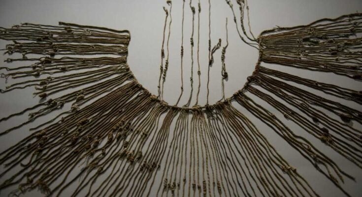 Un coton et une fibre d'agave Inca Khipu sont vus lors d'une exposition au Smithsonian National Museum of the American Indian en 2015 à Washington, DC