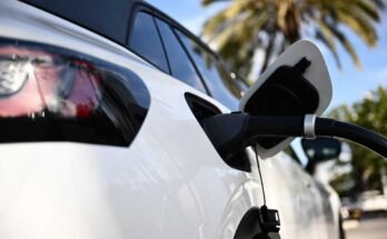Une Volkswagen ID.4 charges de véhicules électriques via un chargeur rapide à Torrance, en Californie, le 23 février 2024. Un programme fédéral pour financer des chargeurs rapides aux États-Unis a été interrompu pendant six mois, mais l'administration Trump le redémarre maintenant.