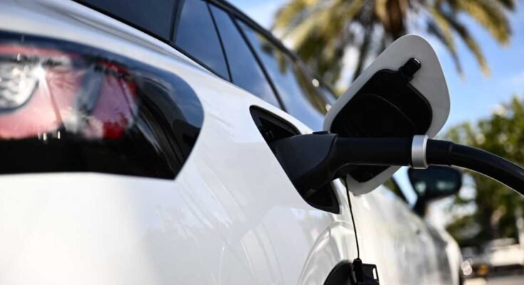 Une Volkswagen ID.4 charges de véhicules électriques via un chargeur rapide à Torrance, en Californie, le 23 février 2024. Un programme fédéral pour financer des chargeurs rapides aux États-Unis a été interrompu pendant six mois, mais l'administration Trump le redémarre maintenant.